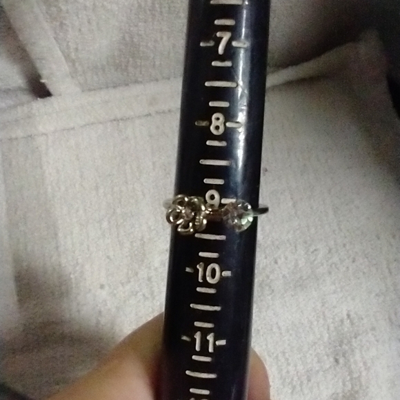 Silvertone floral flower 🌸🌹 crystal 🔮 ring - Picture 2 of 4